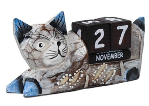 Благотворительный деревянный настольный календарь «Вечный», 13×6,5×4 см, «Кошка» (англ.яз.: месяцы) Благотворительный деревянный настольный календарь «Вечный», 13×6,5×4 см, «Кошка» (англ.яз.: месяцы)