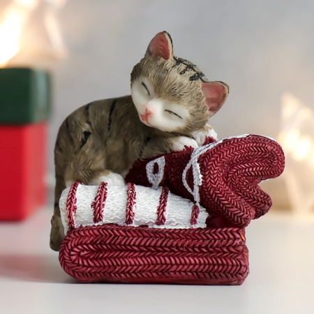 Сувенир полистоун «Котёнок спит на вязаном пледе», 7*6*7 см