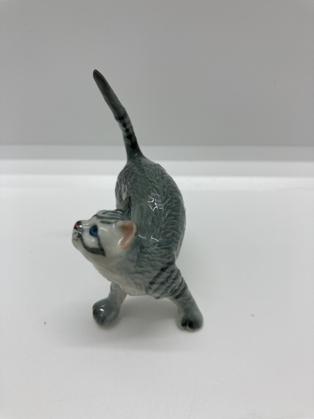 Фигурка фарфоровая №02, «Кот серый с полосатыми пятнами смотрит»