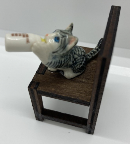 Фигурка фарфоровая №04, «Котенок на стуле с бутылкой молока»