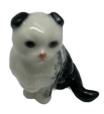 Фигурка фарфоровая №02 «Кот бело-черный»